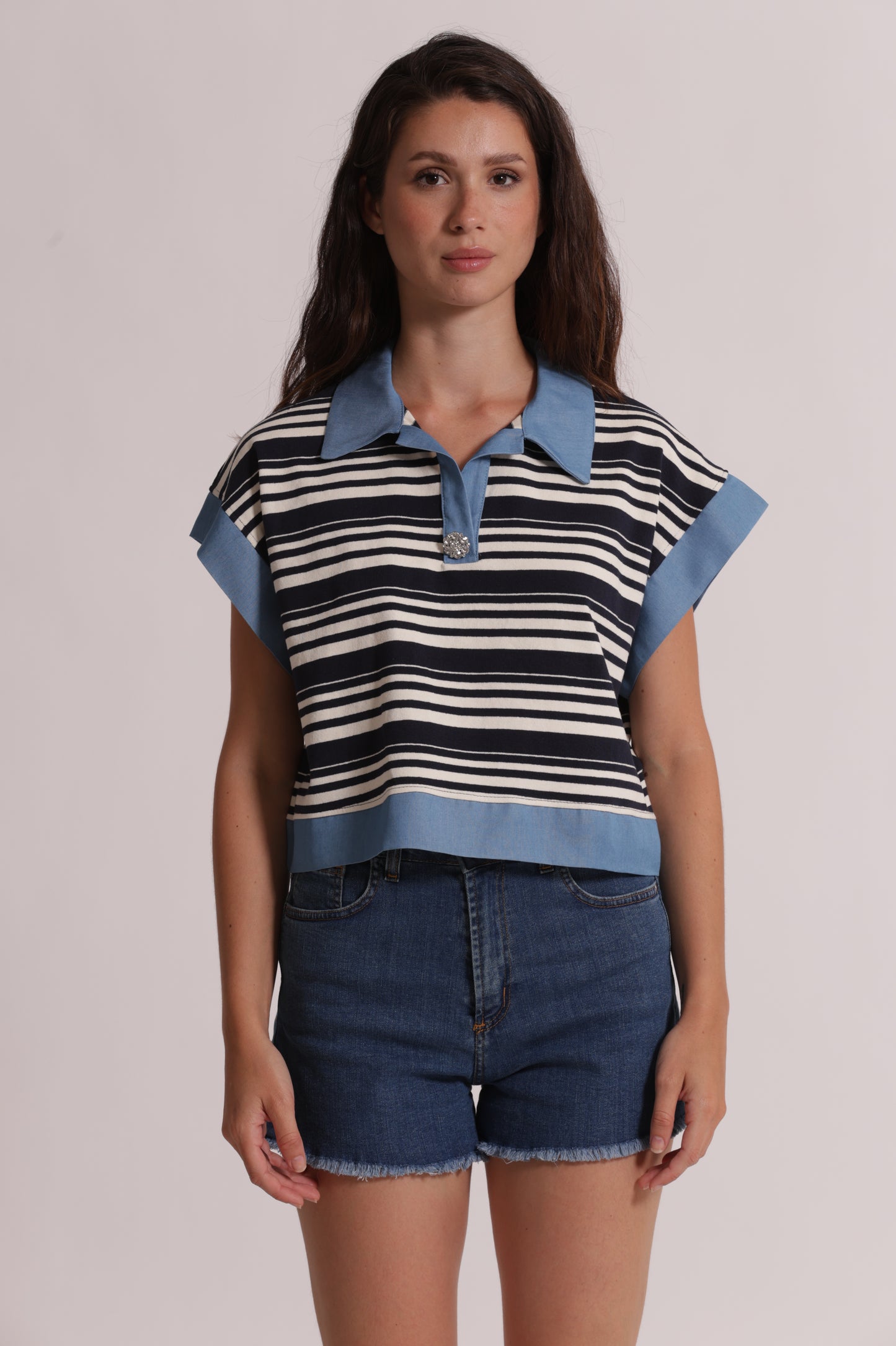 T-SHIRT CON COLLETTO A RIGHE E INSERTI IN DENIM