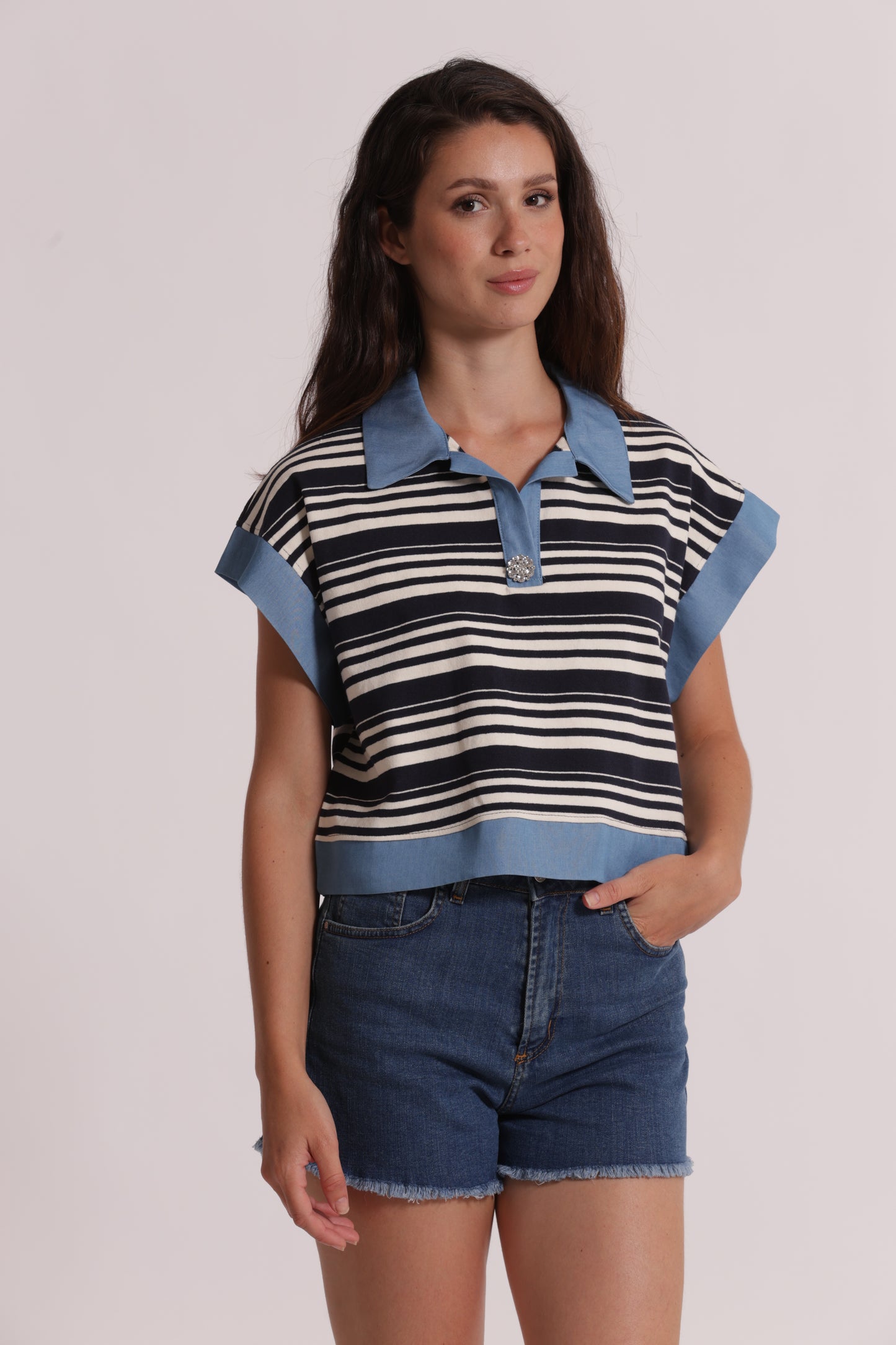 T-SHIRT CON COLLETTO A RIGHE E INSERTI IN DENIM