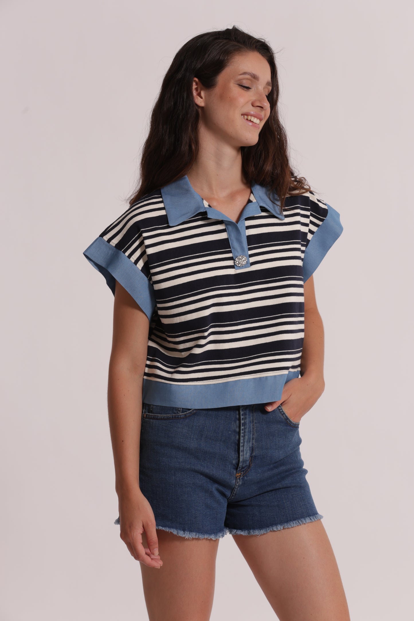 T-SHIRT CON COLLETTO A RIGHE E INSERTI IN DENIM
