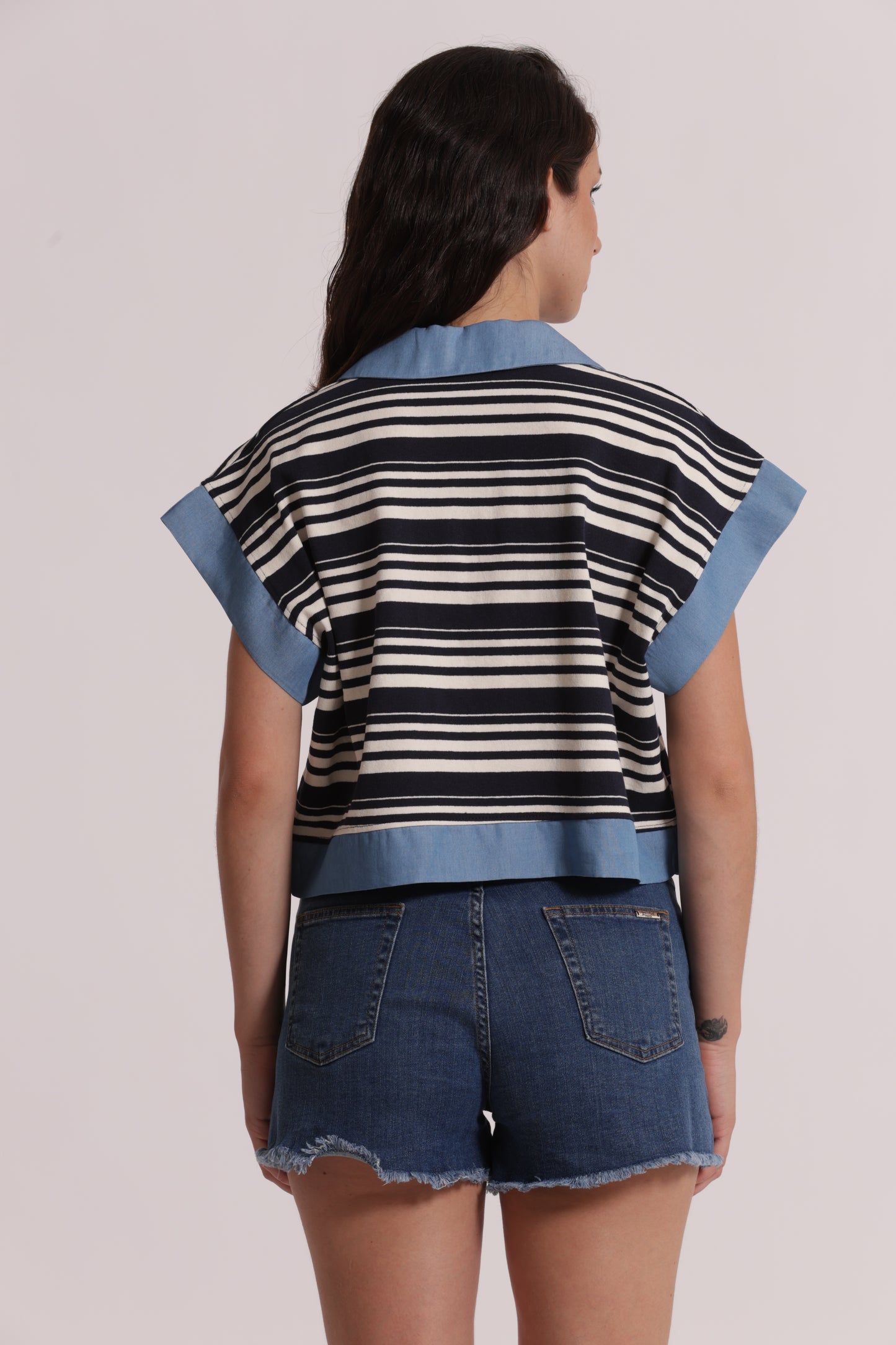 T-SHIRT CON COLLETTO A RIGHE E INSERTI IN DENIM