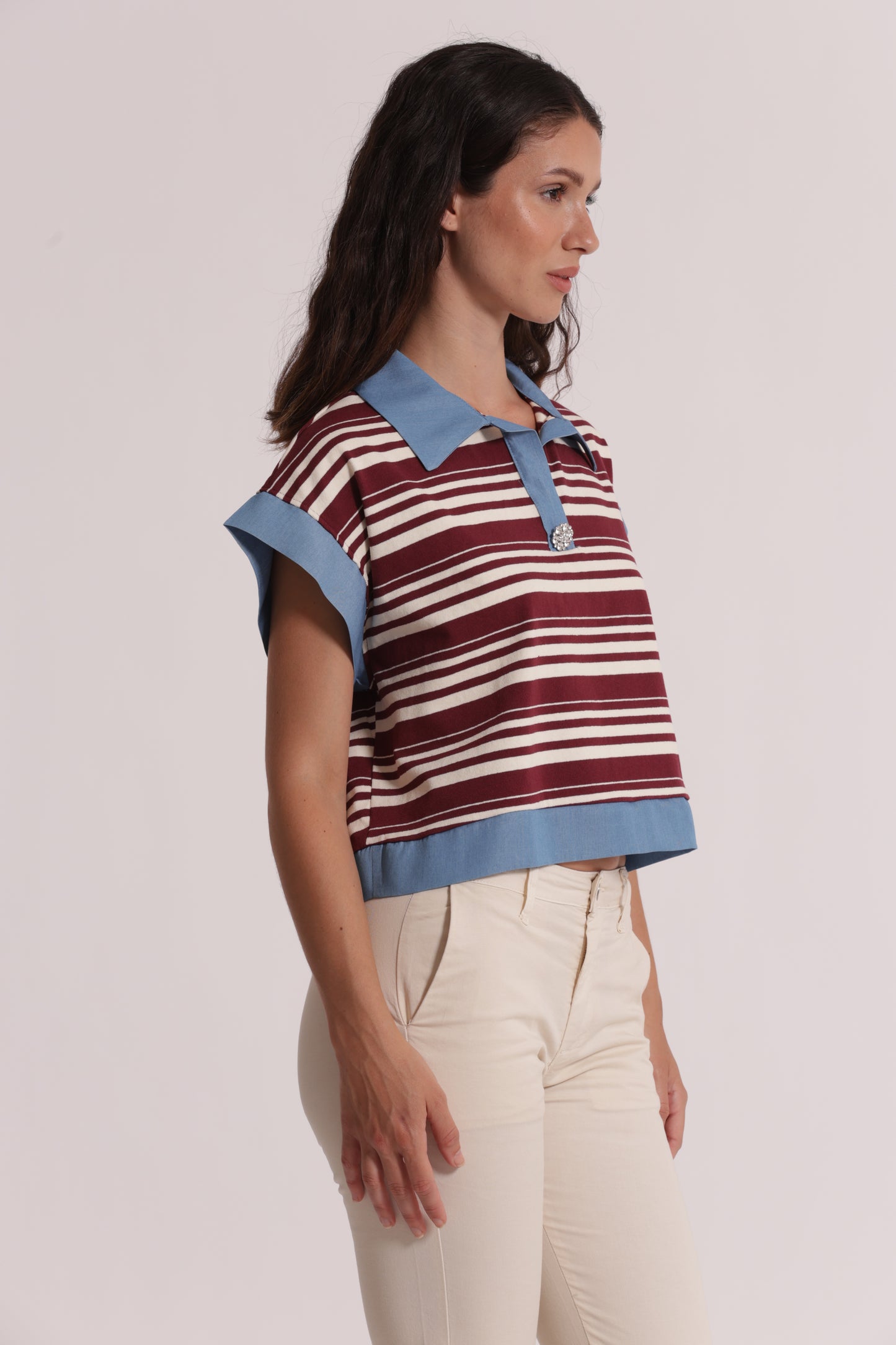 T-SHIRT CON COLLETTO A RIGHE E INSERTI IN DENIM