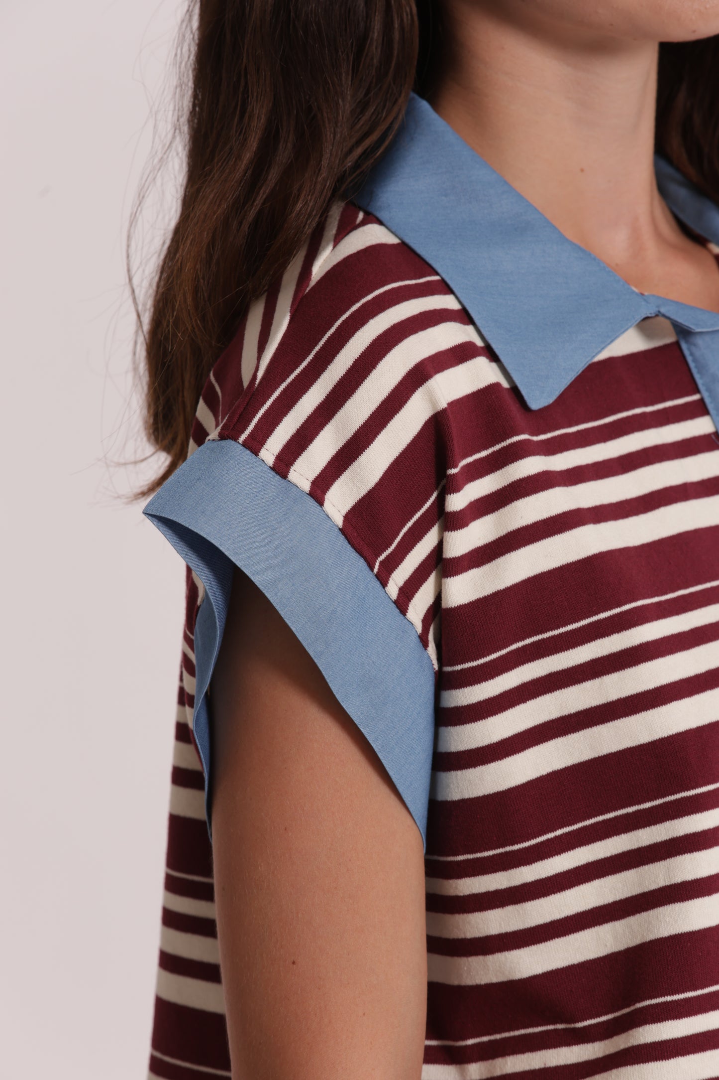 T-SHIRT CON COLLETTO A RIGHE E INSERTI IN DENIM
