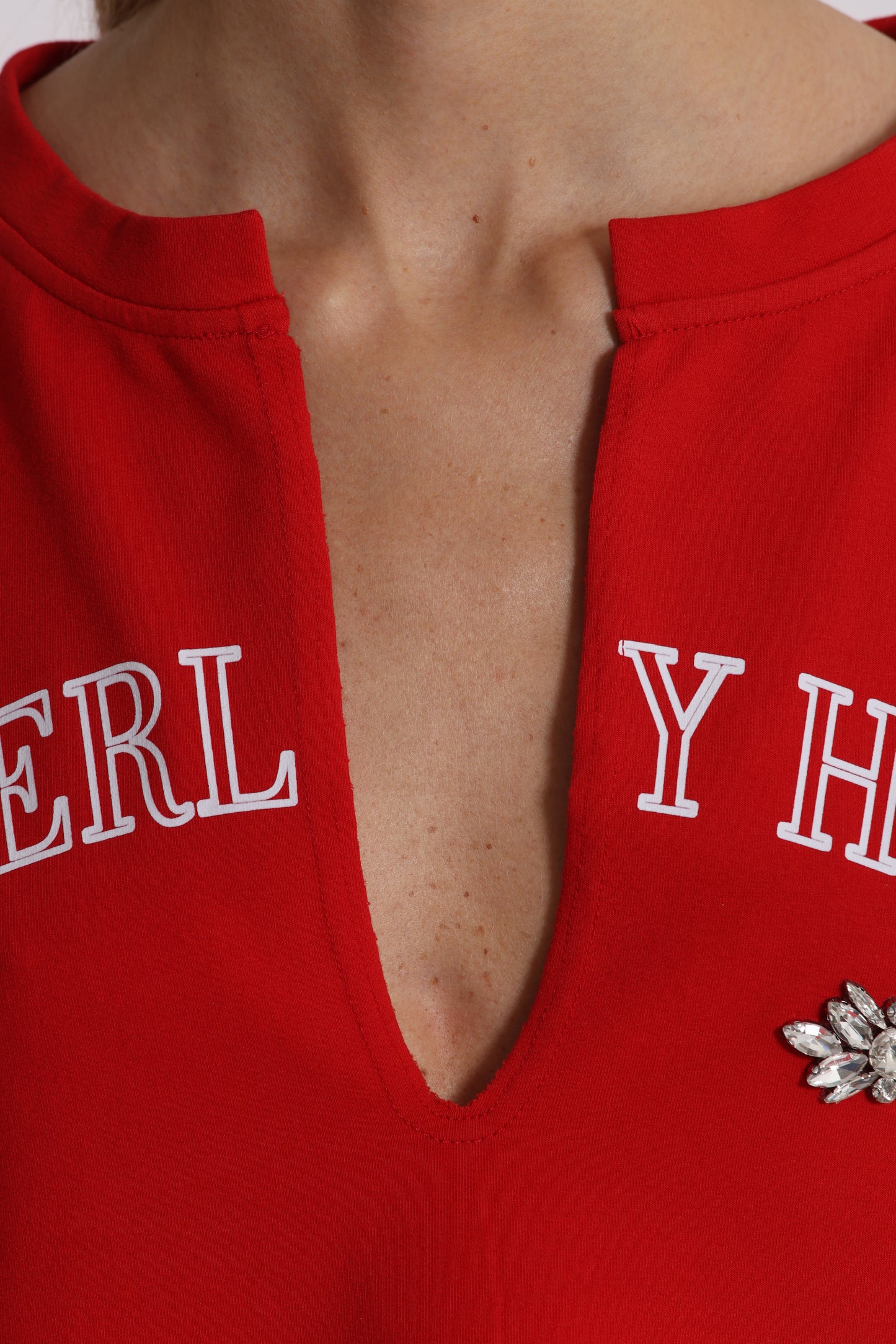 FELPA "BEVERLY HILLS" CON SCOLLO A V E DETTAGLI IN STRASS