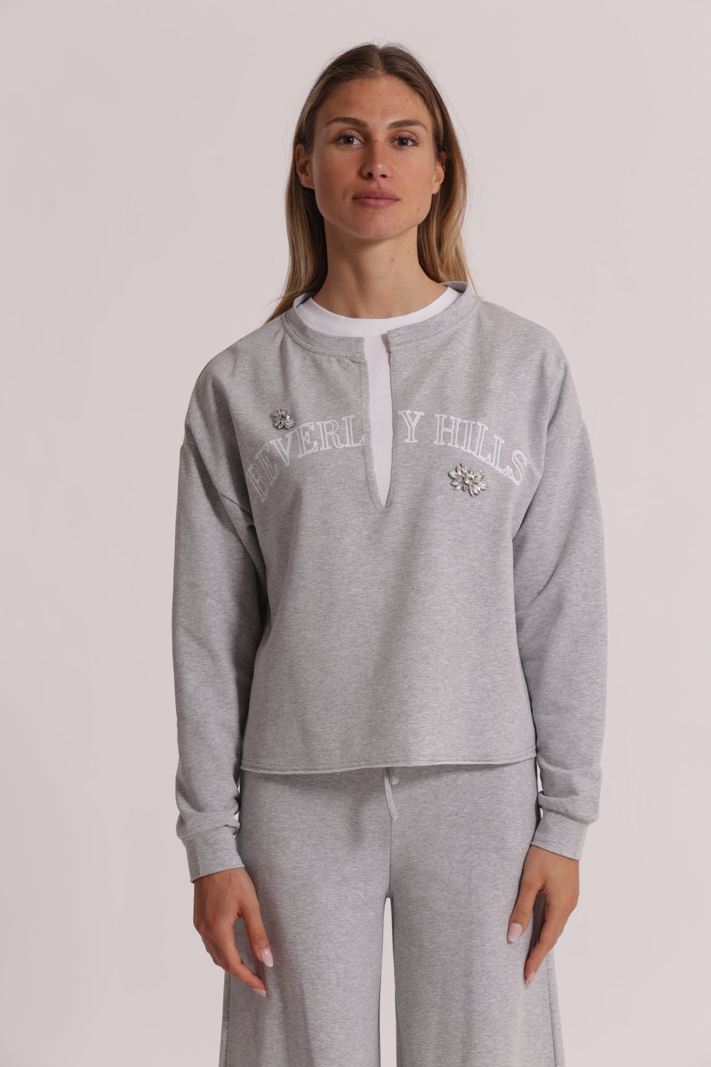 FELPA "BEVERLY HILLS" CON SCOLLO A V E DETTAGLI IN STRASS