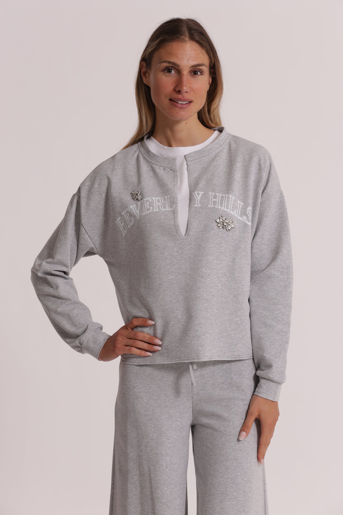 FELPA "BEVERLY HILLS" CON SCOLLO A V E DETTAGLI IN STRASS