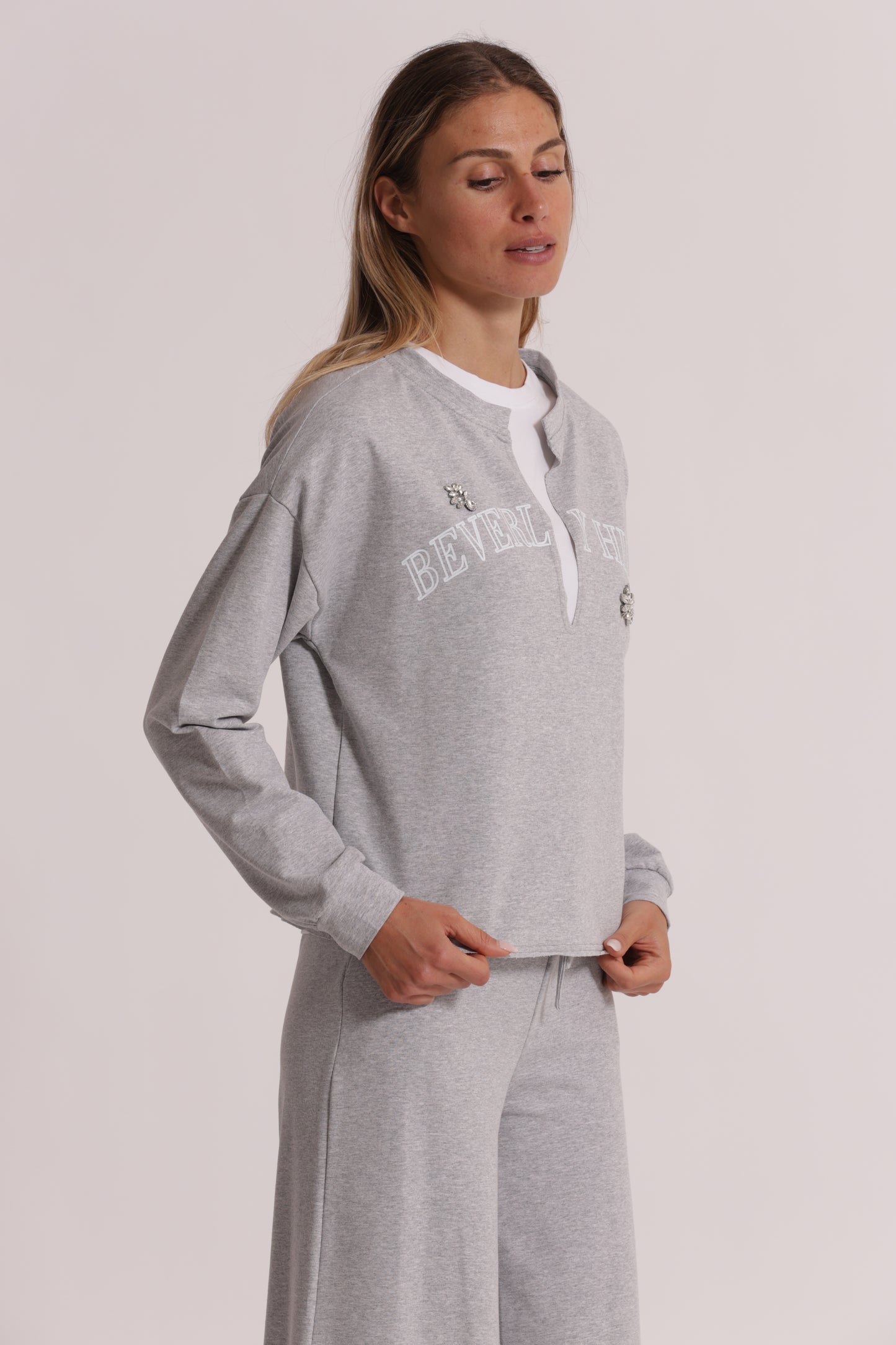 FELPA "BEVERLY HILLS" CON SCOLLO A V E DETTAGLI IN STRASS