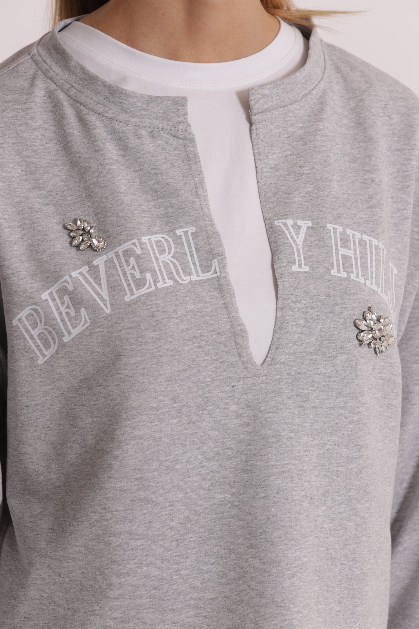 FELPA "BEVERLY HILLS" CON SCOLLO A V E DETTAGLI IN STRASS