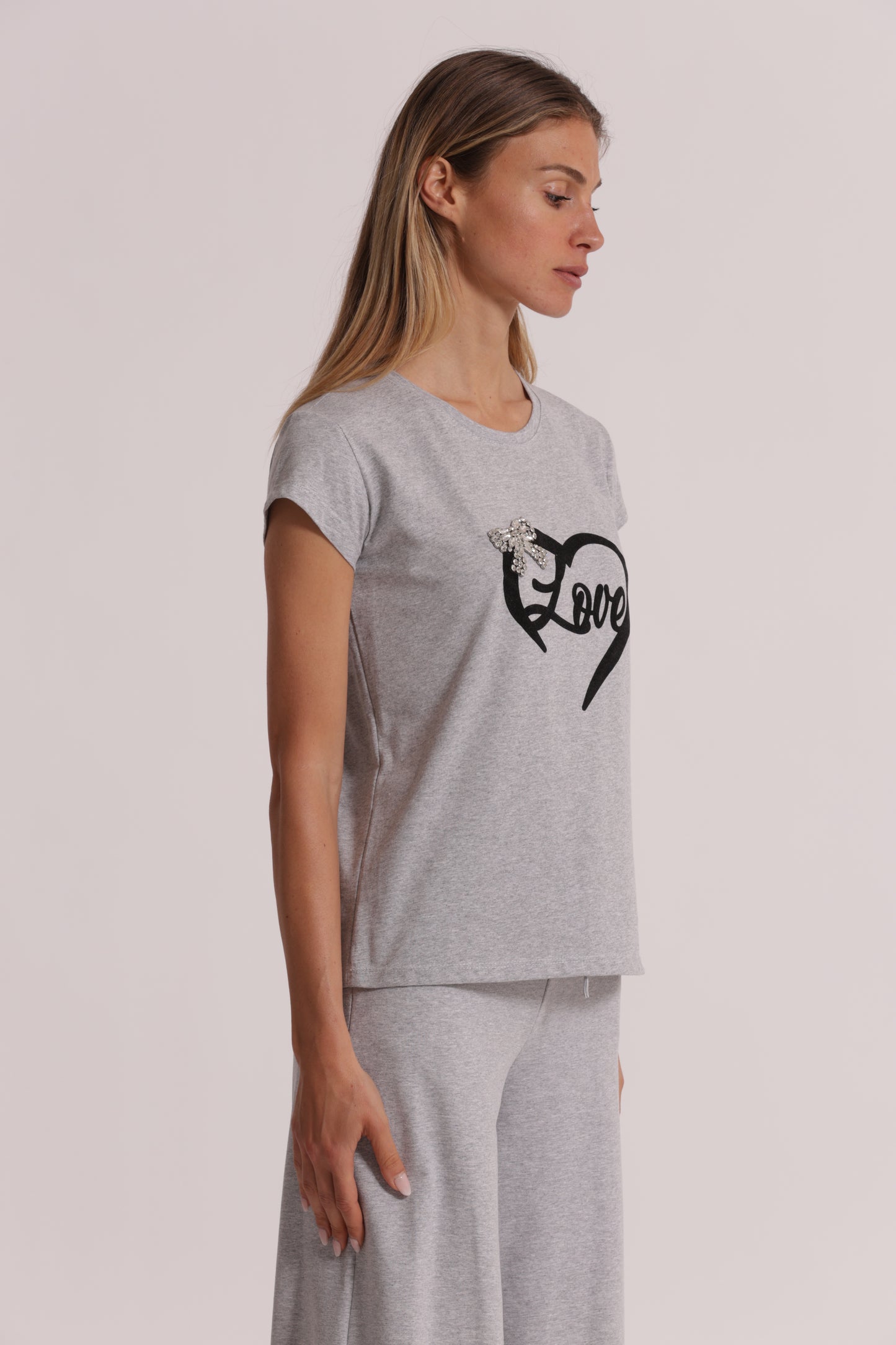 T-SHIRT "LOVE" STAMPA IN VELLUTO E FIOCCO IN STRASS