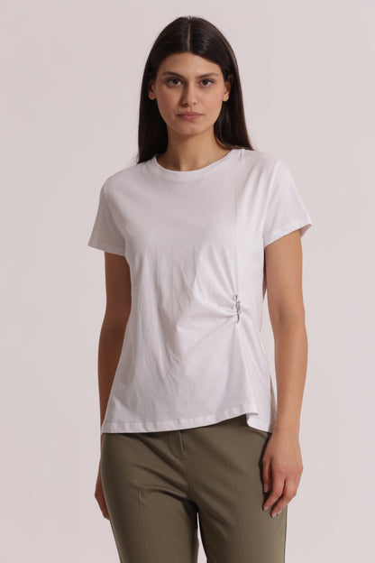 T-SHIRT CON ARRICCIO LATERALE E SPILLA DI STRASS