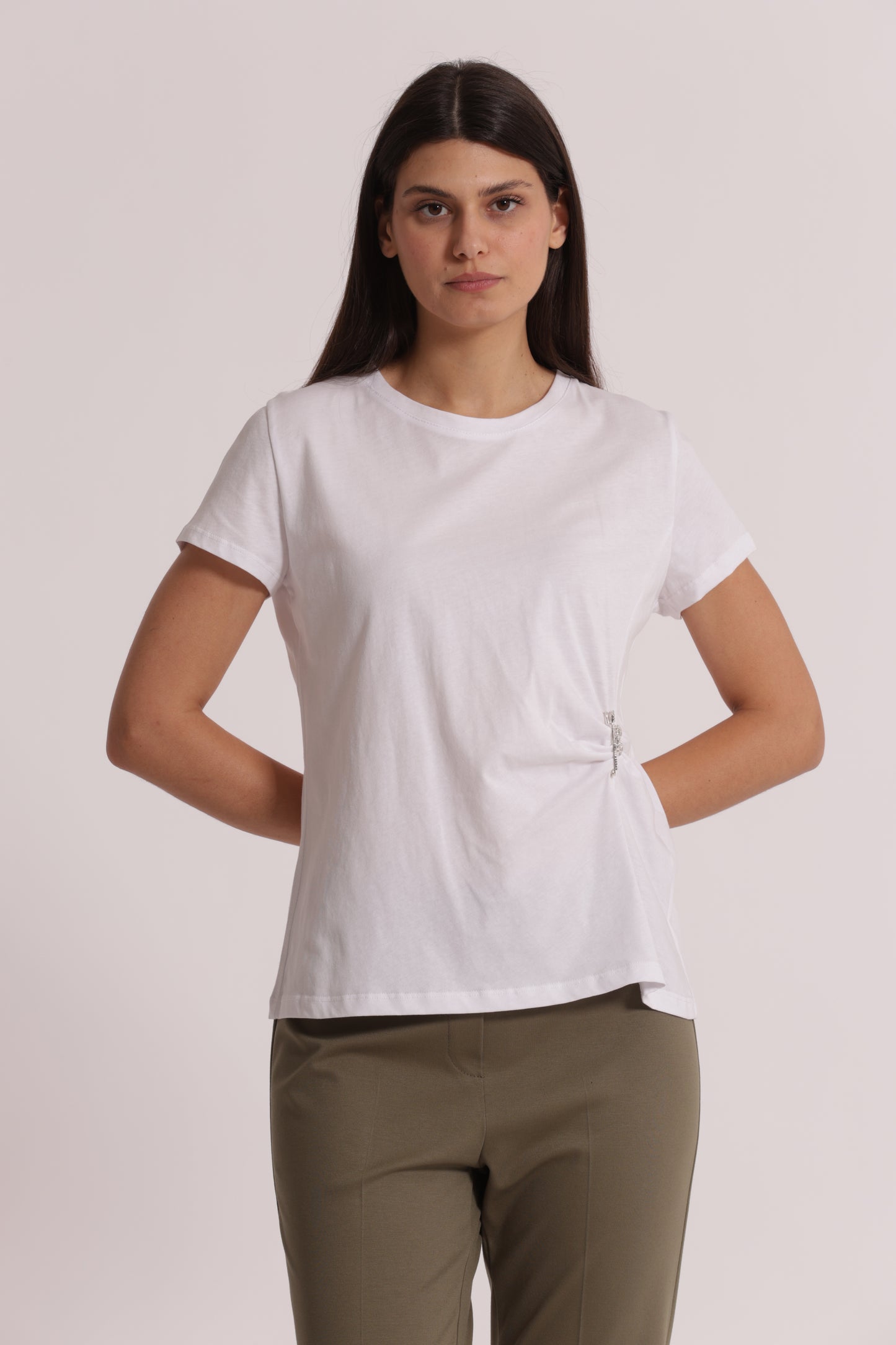 T-SHIRT CON ARRICCIO LATERALE E SPILLA DI STRASS