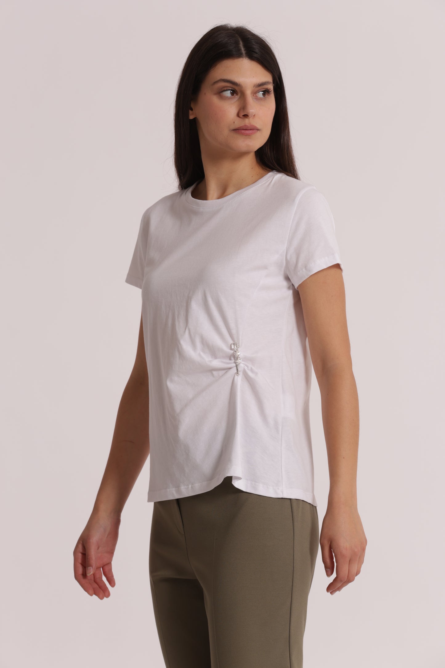 T-SHIRT CON ARRICCIO LATERALE E SPILLA DI STRASS
