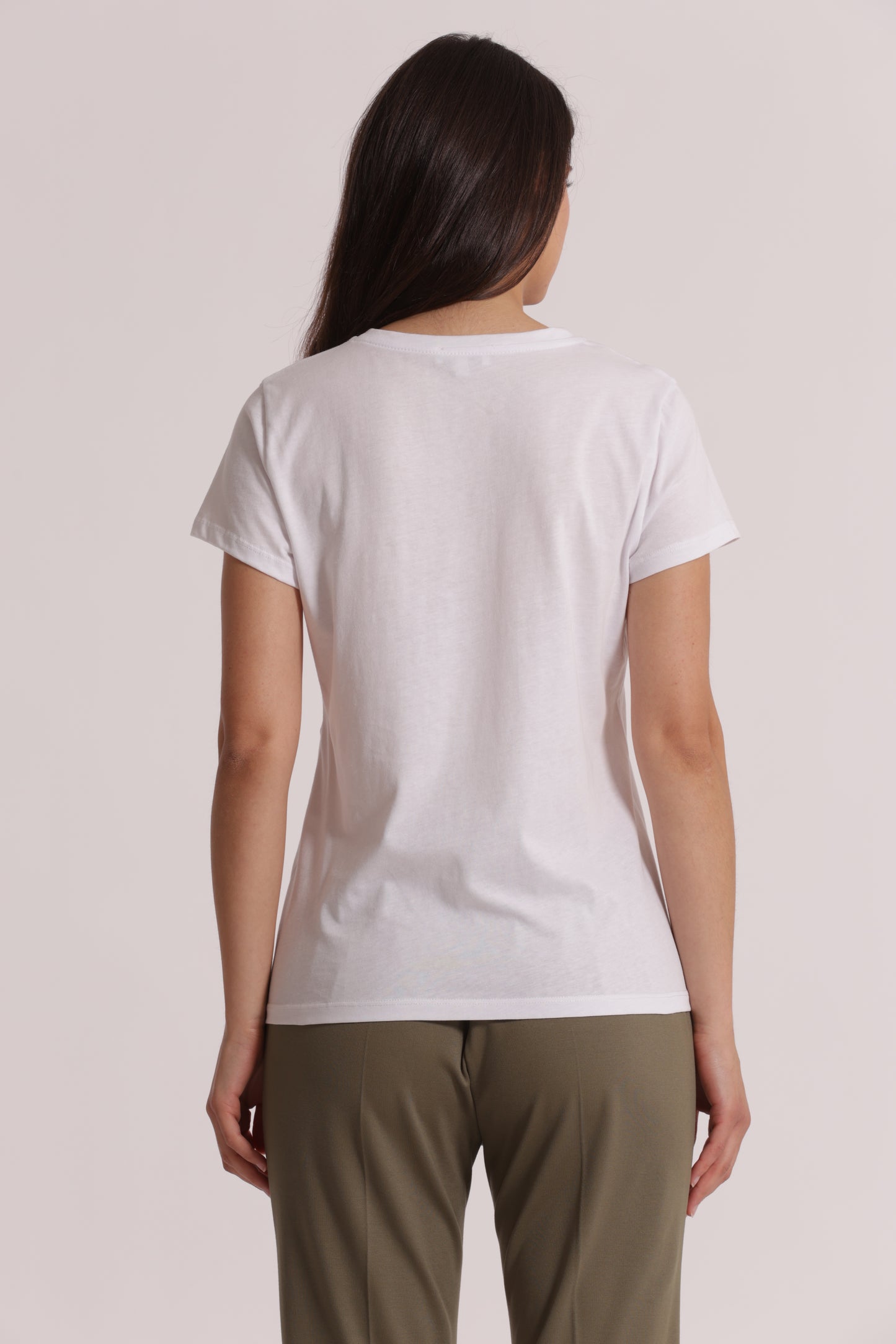 T-SHIRT CON ARRICCIO LATERALE E SPILLA DI STRASS