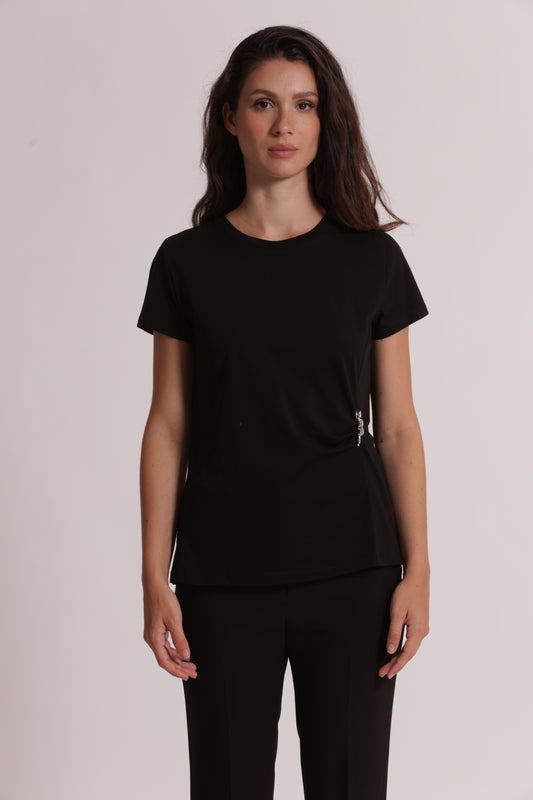 T-SHIRT CON ARRICCIO LATERALE E SPILLA DI STRASS