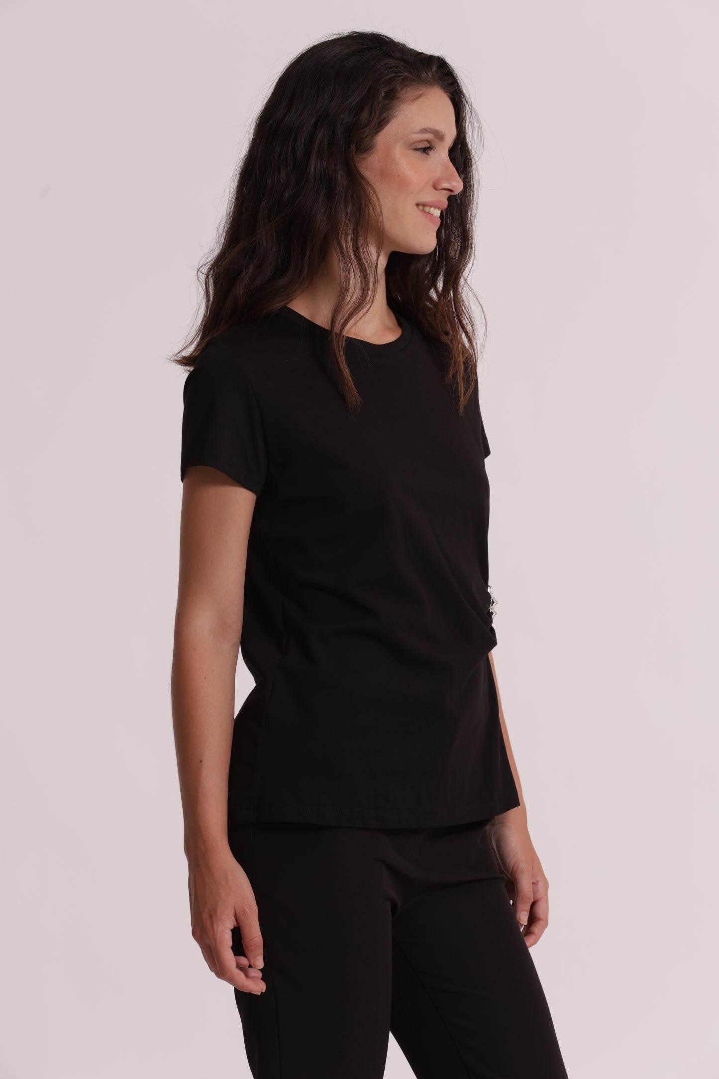 T-SHIRT CON ARRICCIO LATERALE E SPILLA DI STRASS