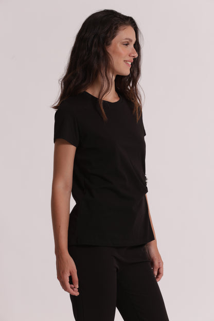 T-SHIRT CON ARRICCIO LATERALE E SPILLA DI STRASS