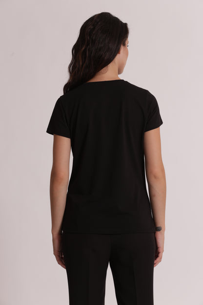 T-SHIRT CON ARRICCIO LATERALE E SPILLA DI STRASS