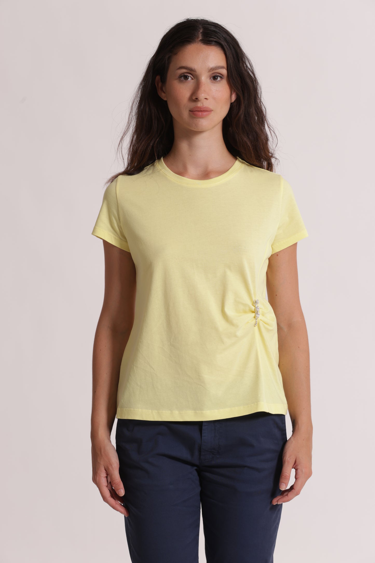 T-SHIRT CON ARRICCIO LATERALE E SPILLA DI STRASS
