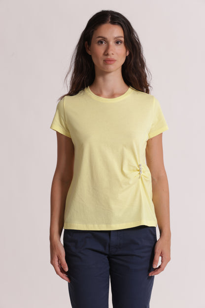 T-SHIRT CON ARRICCIO LATERALE E SPILLA DI STRASS