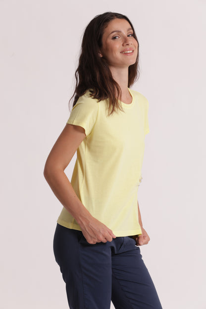T-SHIRT CON ARRICCIO LATERALE E SPILLA DI STRASS