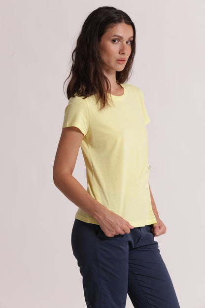 T-SHIRT CON ARRICCIO LATERALE E SPILLA DI STRASS
