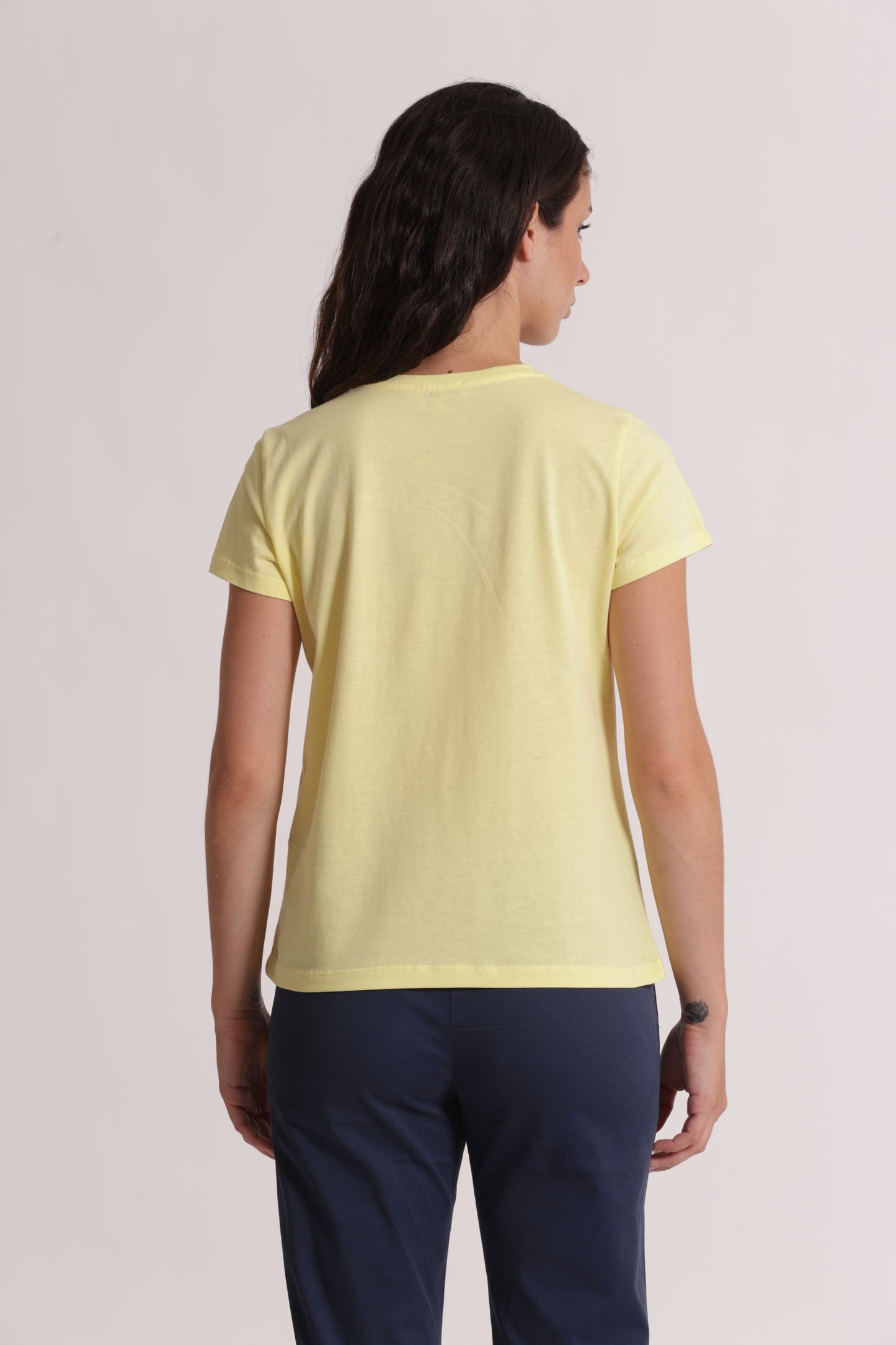 T-SHIRT CON ARRICCIO LATERALE E SPILLA DI STRASS