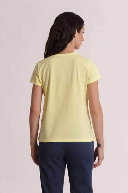 T-SHIRT CON ARRICCIO LATERALE E SPILLA DI STRASS