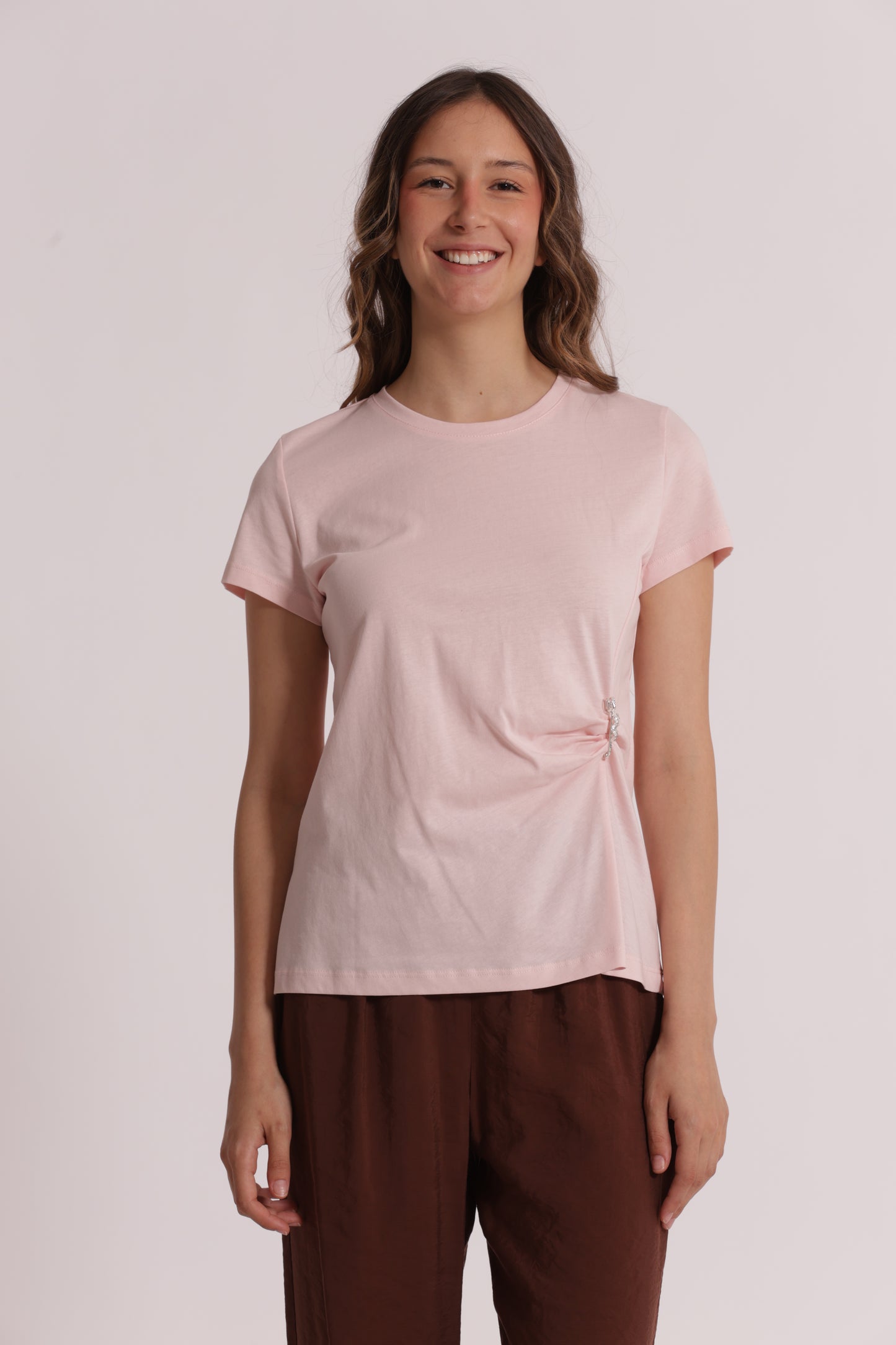 T-SHIRT CON ARRICCIO LATERALE E SPILLA DI STRASS