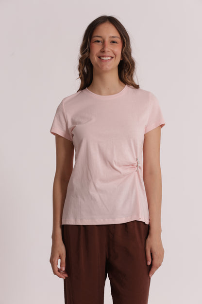 T-SHIRT CON ARRICCIO LATERALE E SPILLA DI STRASS