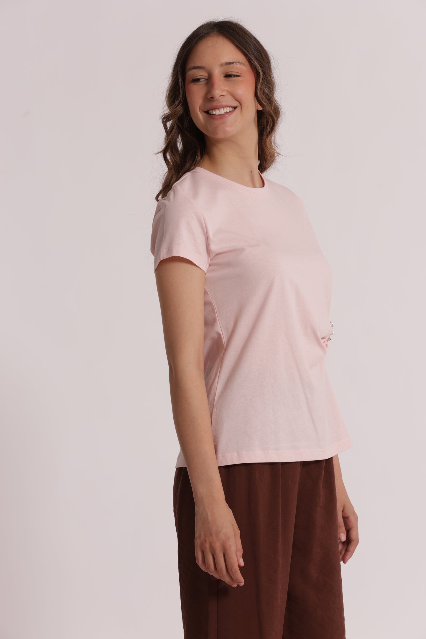 T-SHIRT CON ARRICCIO LATERALE E SPILLA DI STRASS
