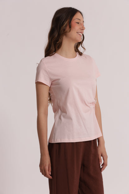 T-SHIRT CON ARRICCIO LATERALE E SPILLA DI STRASS