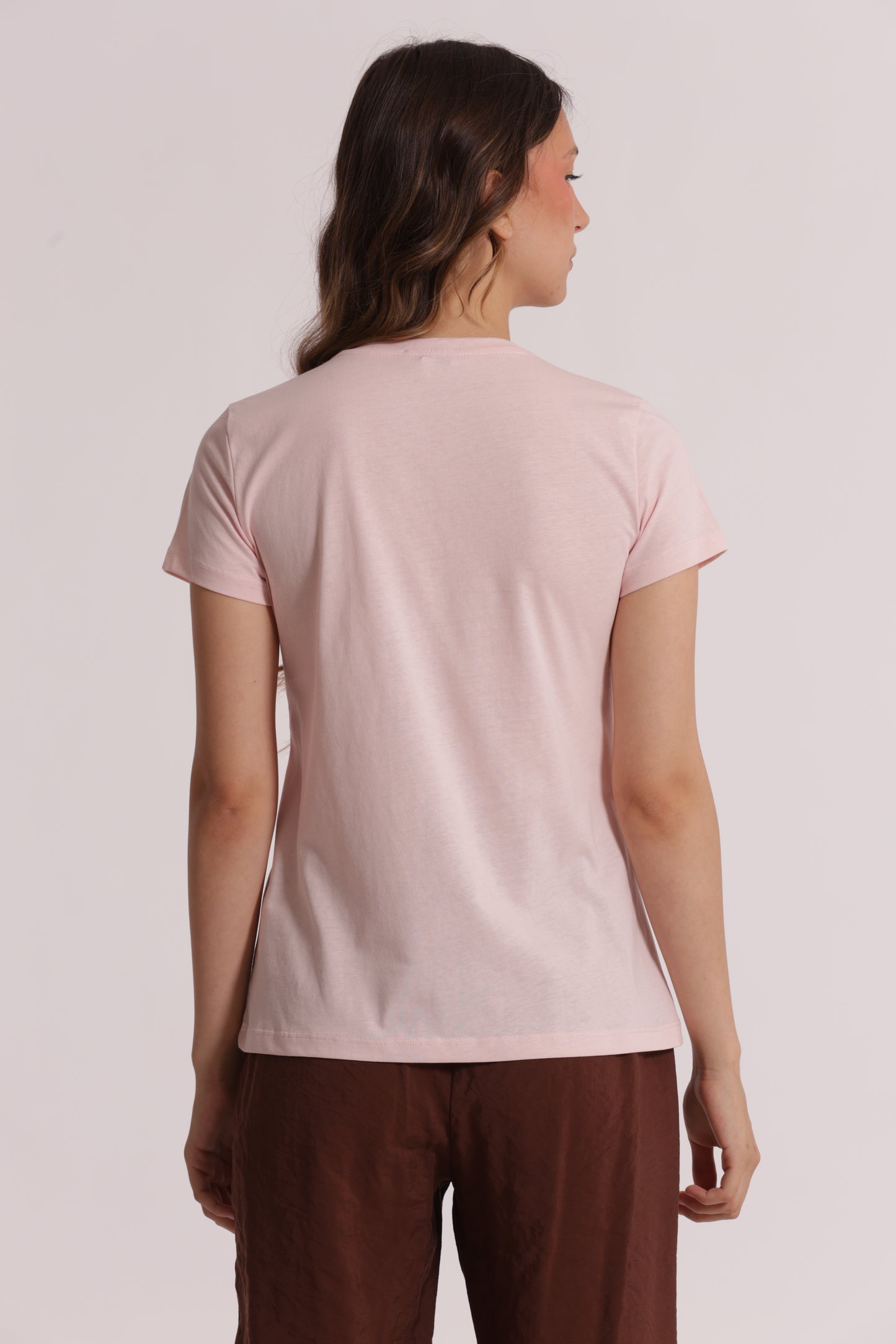T-SHIRT CON ARRICCIO LATERALE E SPILLA DI STRASS