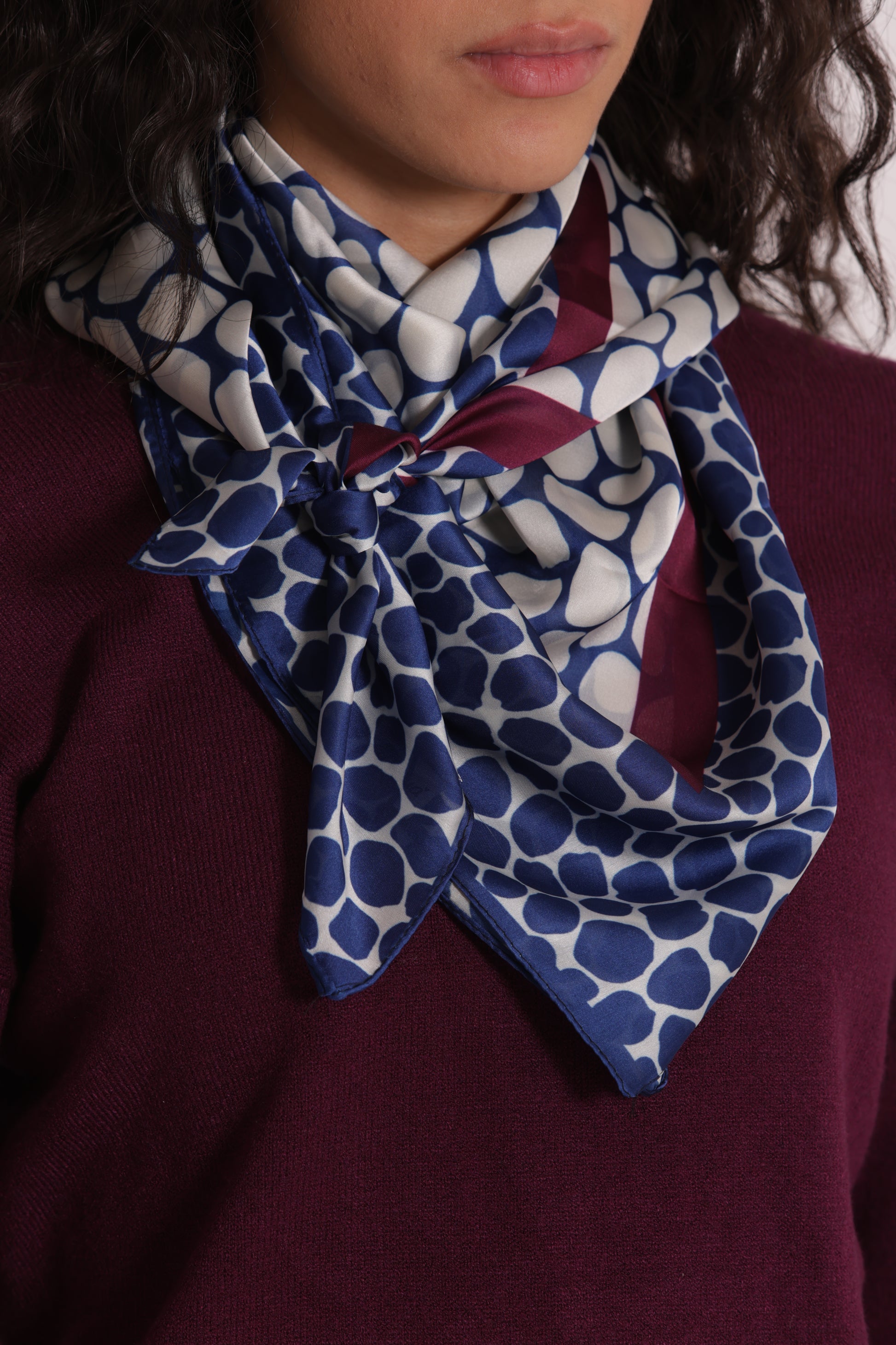 FOULARD POIS IRREGOLARI CON CORNICE (90X90 cm)