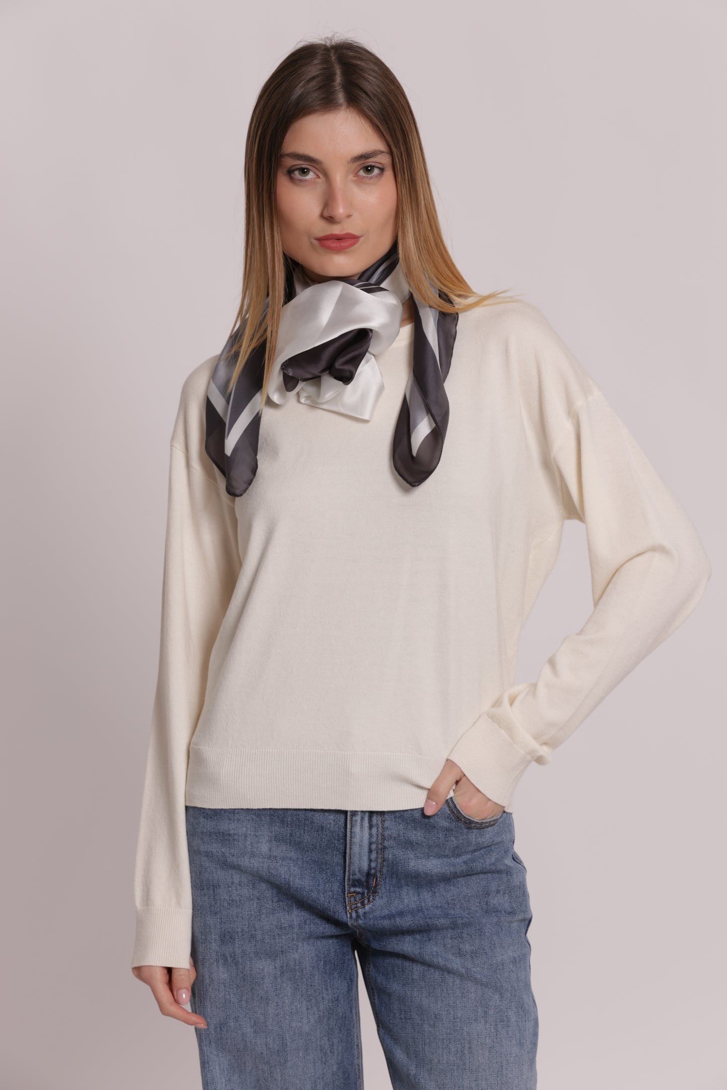 FOULARD CON TRIANGOLI  (90X90 cm)