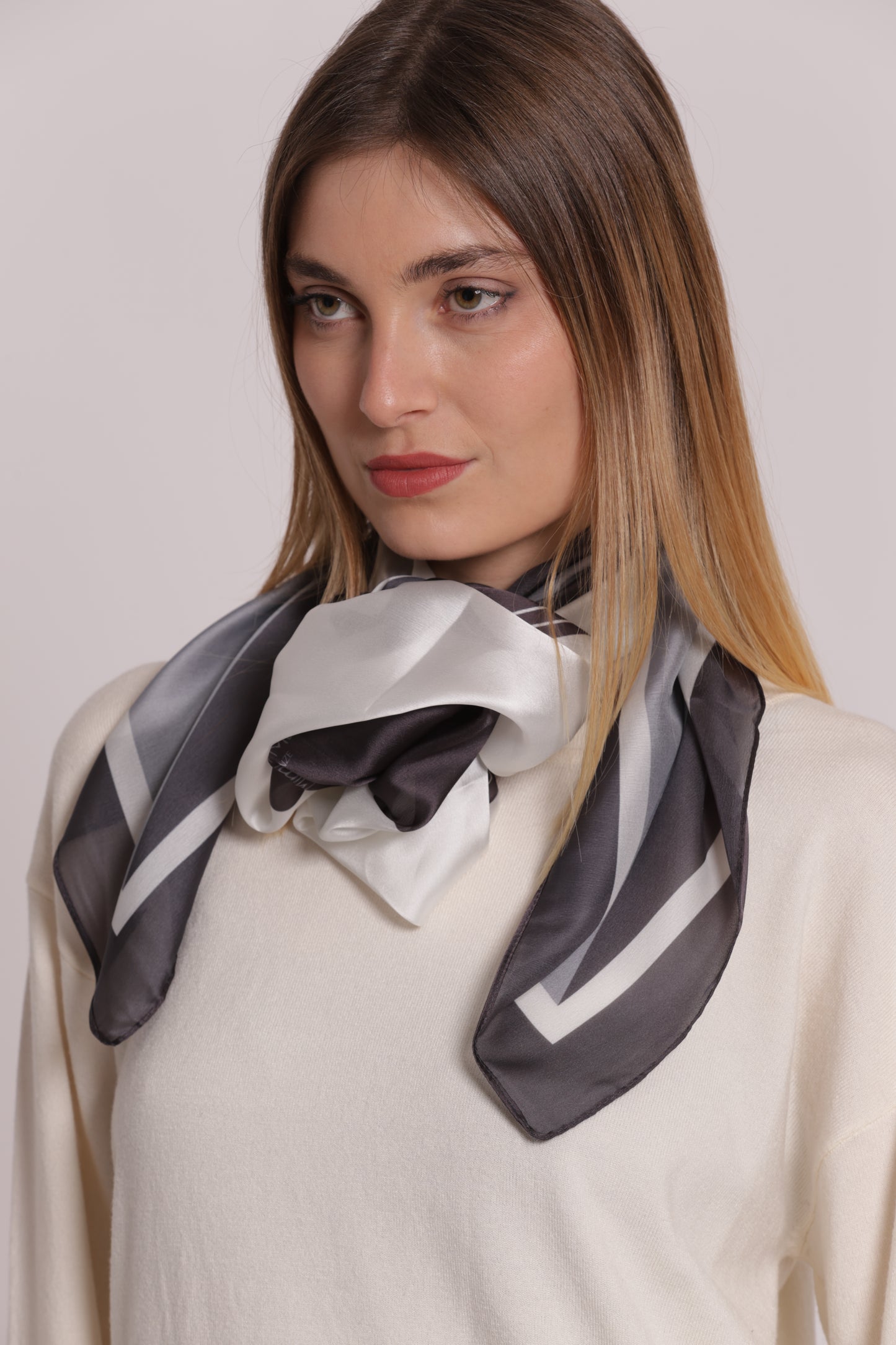FOULARD CON TRIANGOLI  (90X90 cm)