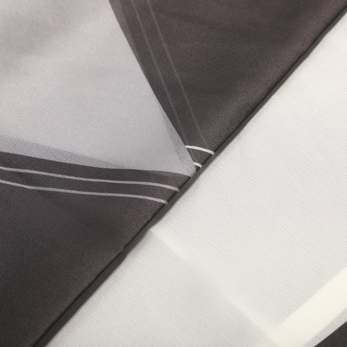 FOULARD CON TRIANGOLI  (90X90 cm)