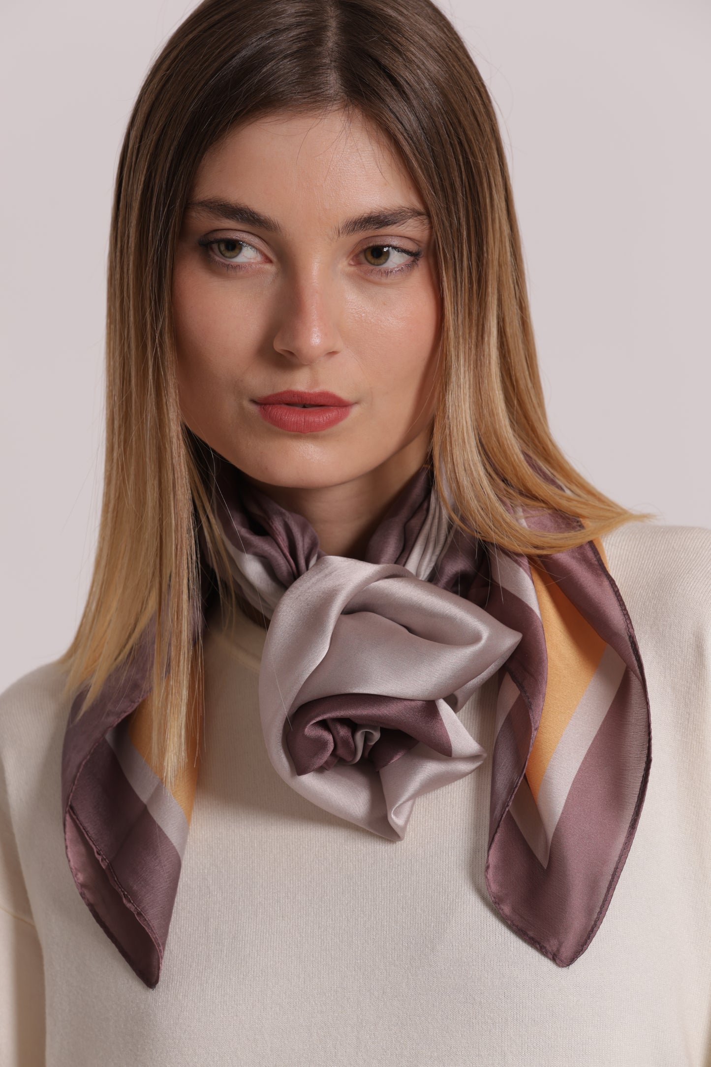 FOULARD CON TRIANGOLI  (90X90 cm)