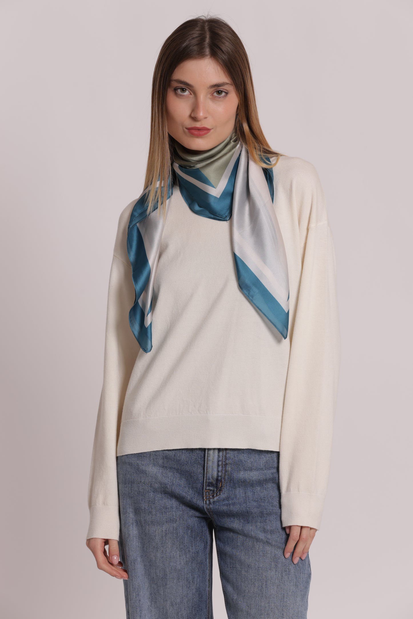 FOULARD CON TRIANGOLI  (90X90 cm)