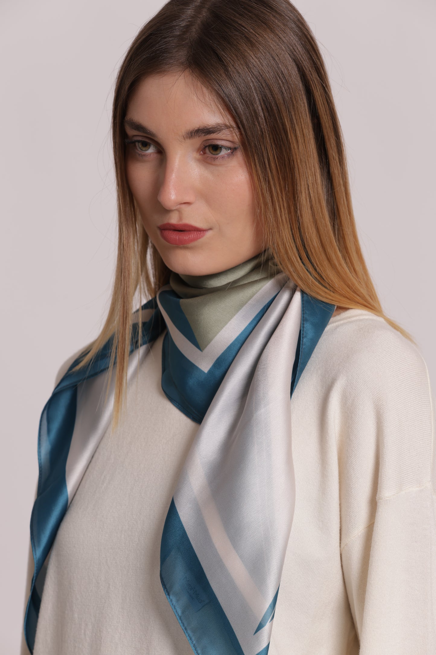 FOULARD CON TRIANGOLI  (90X90 cm)