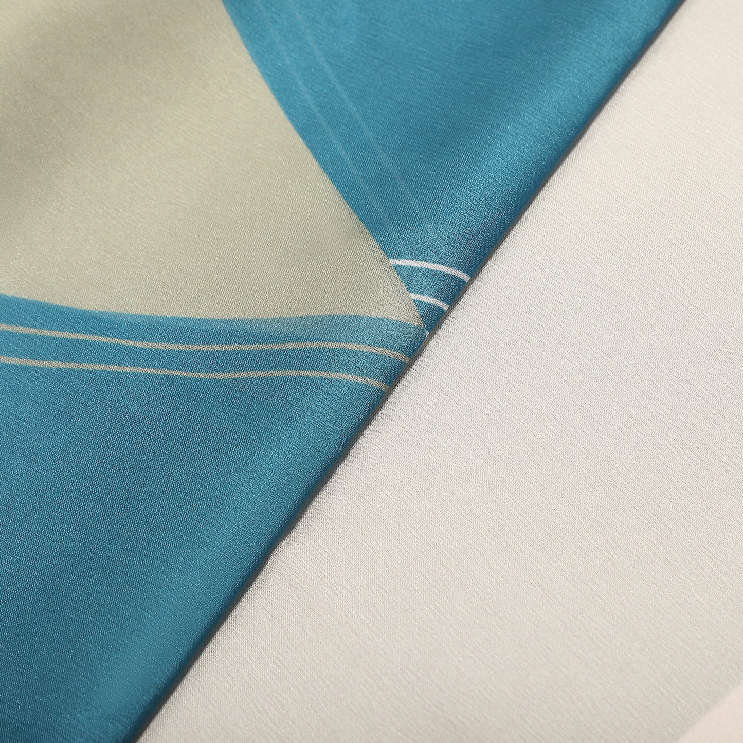 FOULARD CON TRIANGOLI  (90X90 cm)