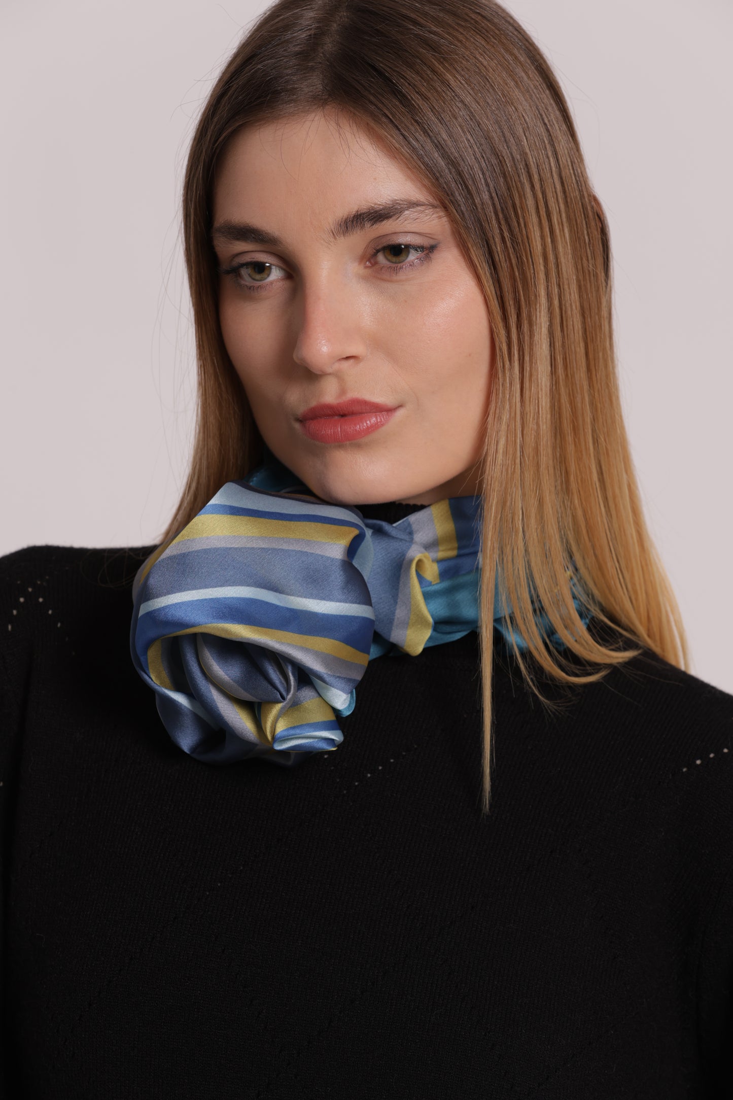 FOULARD CON RIGHE DIAGONALI (90X90 cm)
