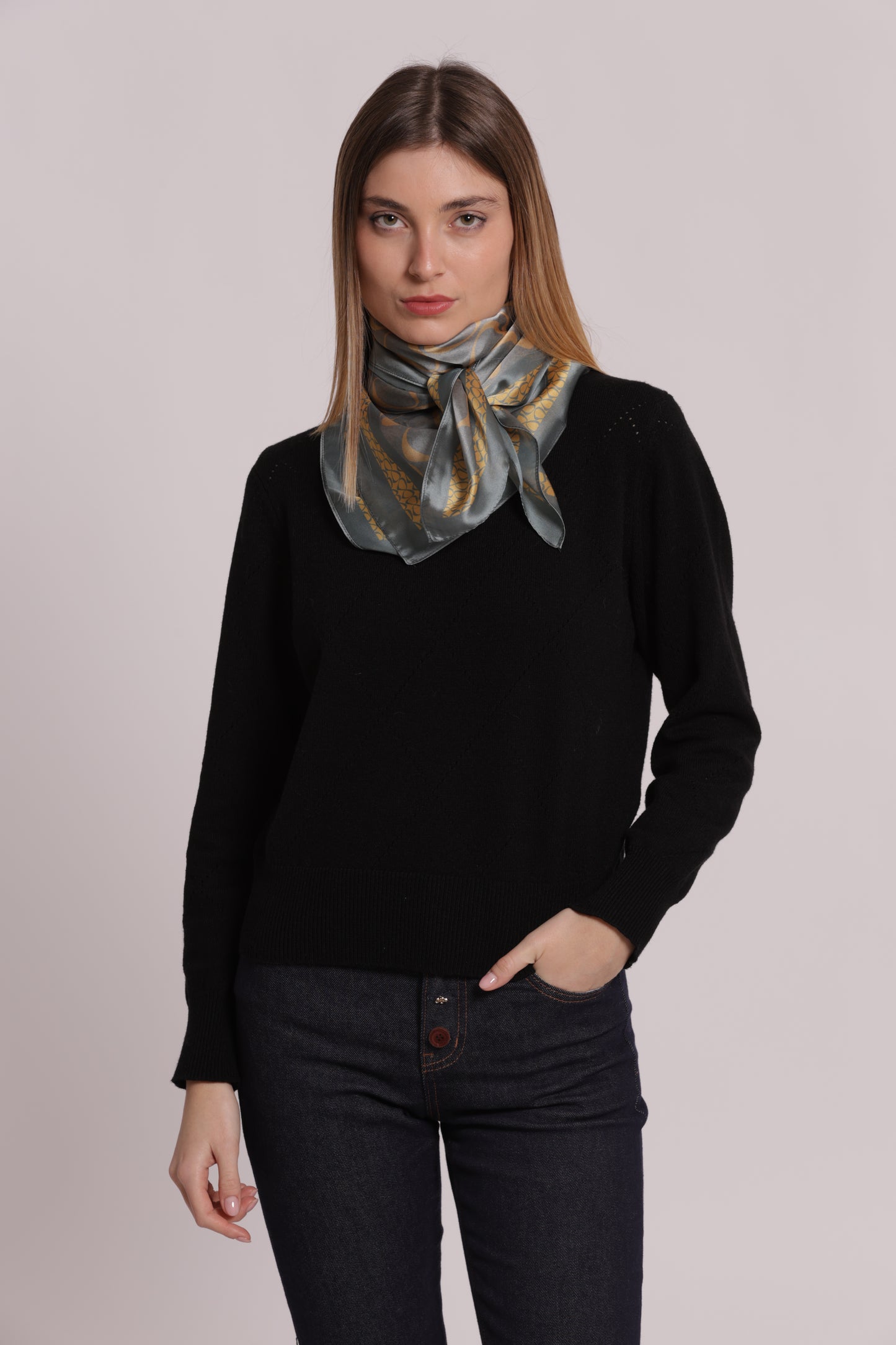 FOULARD CON CERCHIETTI ASIMMETRICI (90X90 cm)