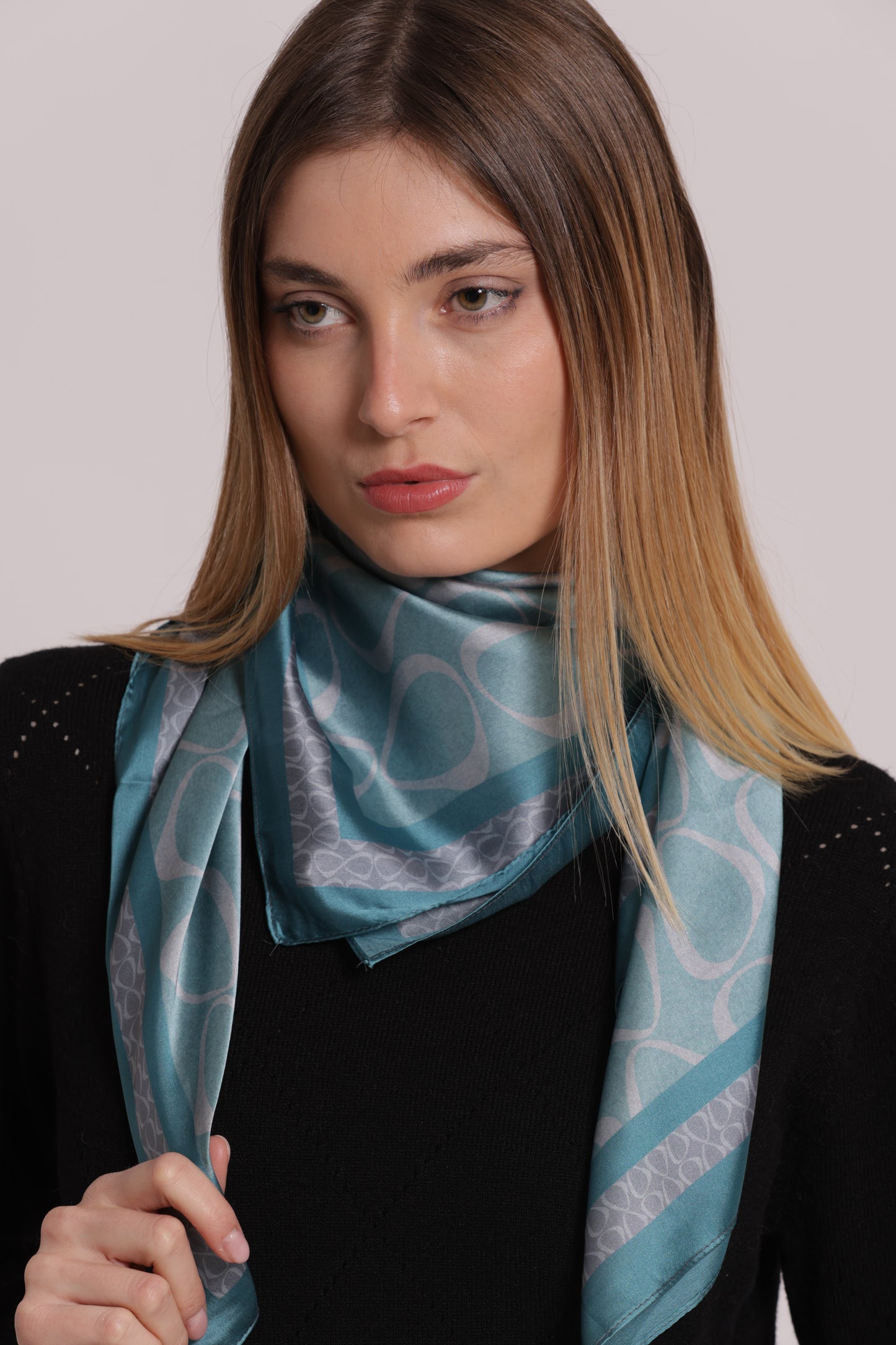 FOULARD CON CERCHIETTI ASIMMETRICI (90X90 cm)