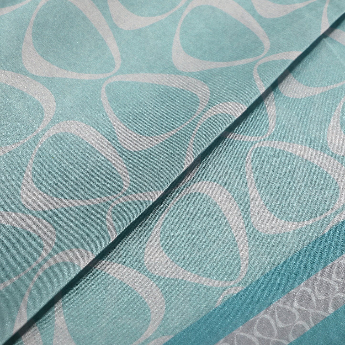 FOULARD CON CERCHIETTI ASIMMETRICI (90X90 cm)