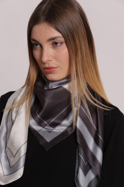FOULARD CON FOGLIA OBLIQUA (90X90 cm)