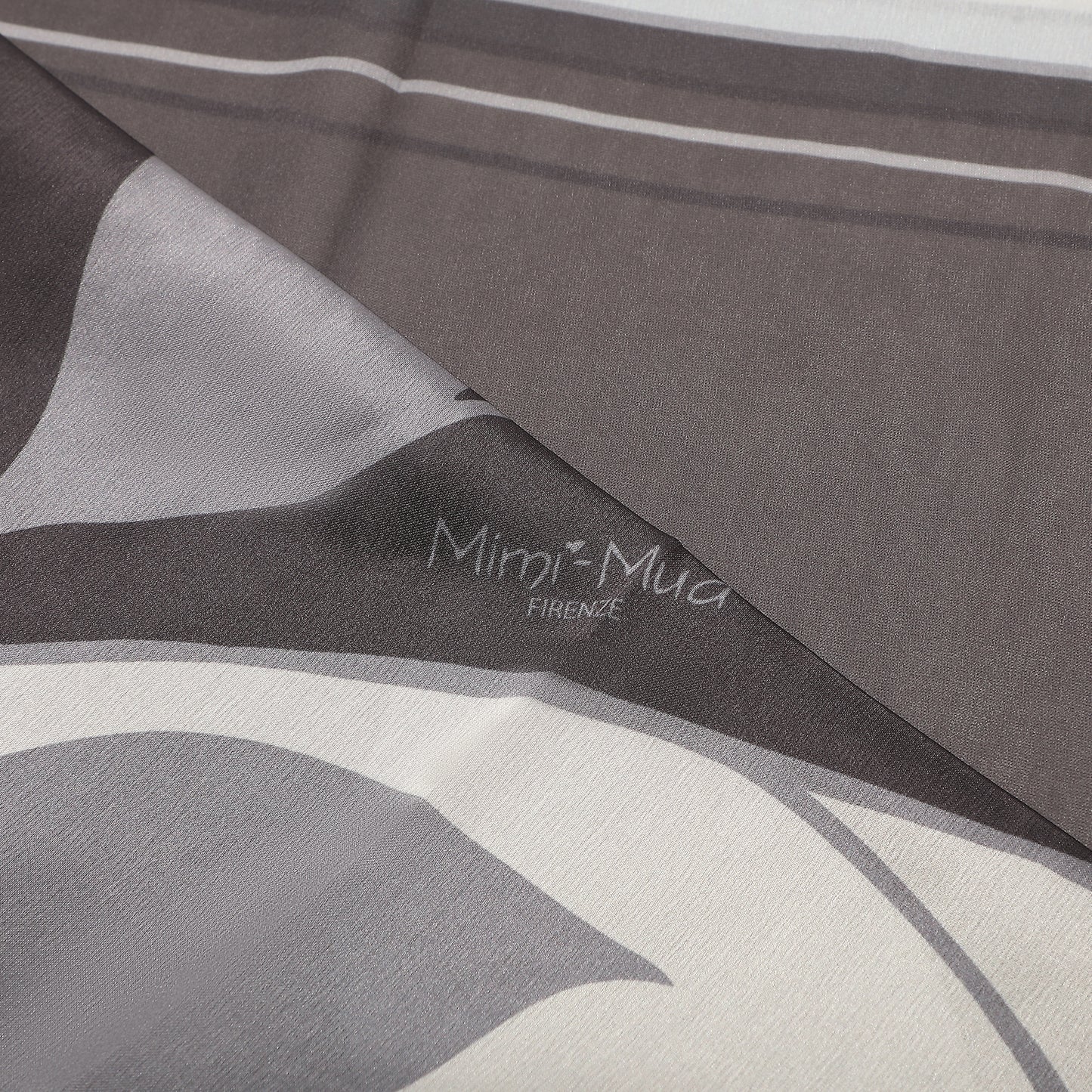 FOULARD CON FOGLIA OBLIQUA (90X90 cm)