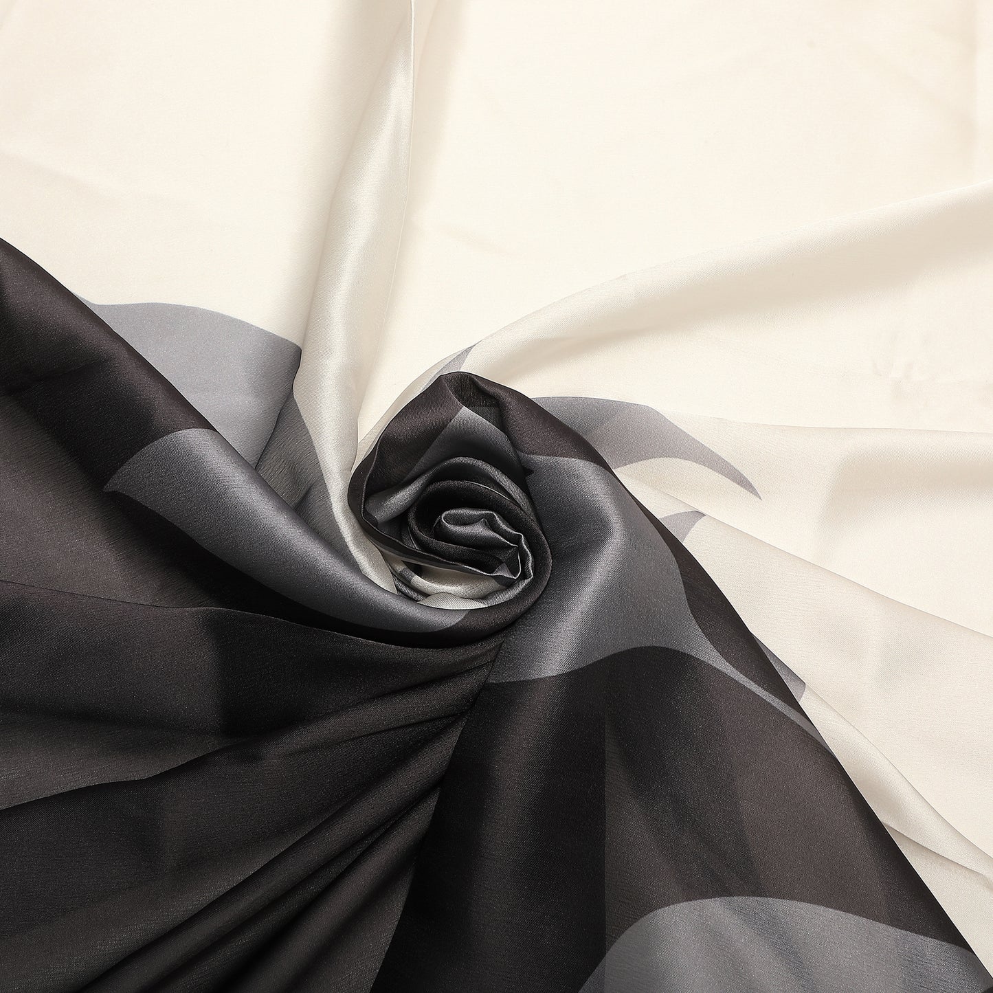 FOULARD CON FOGLIA OBLIQUA (90X90 cm)