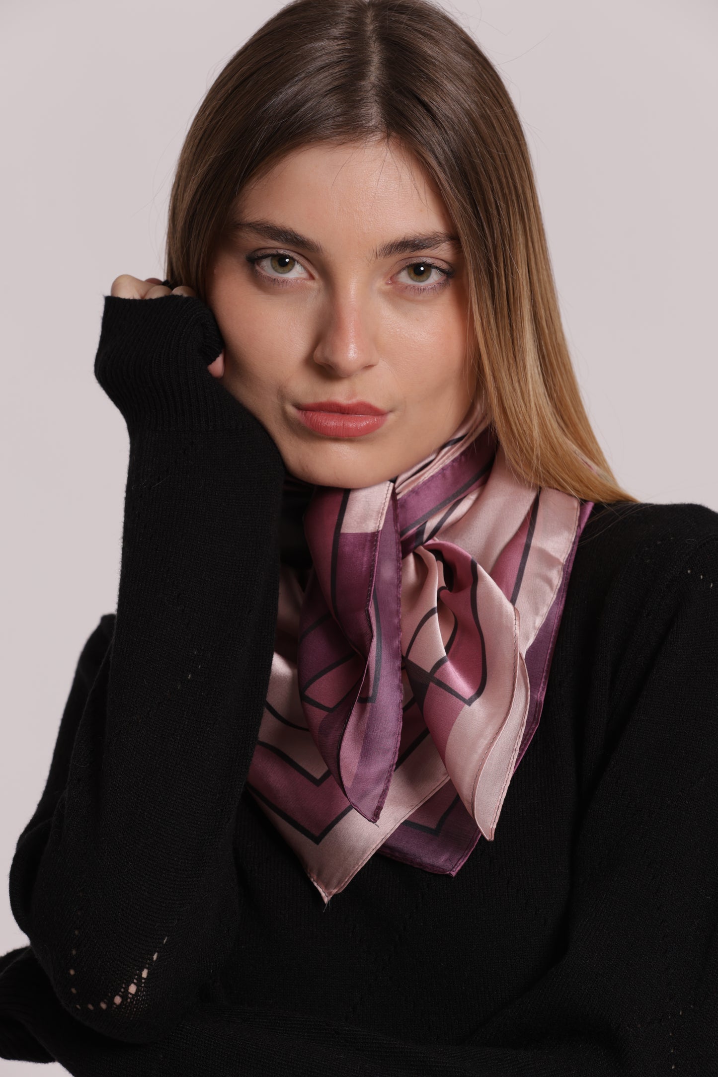 FOULARD CON FOGLIA OBLIQUA (90X90 cm)
