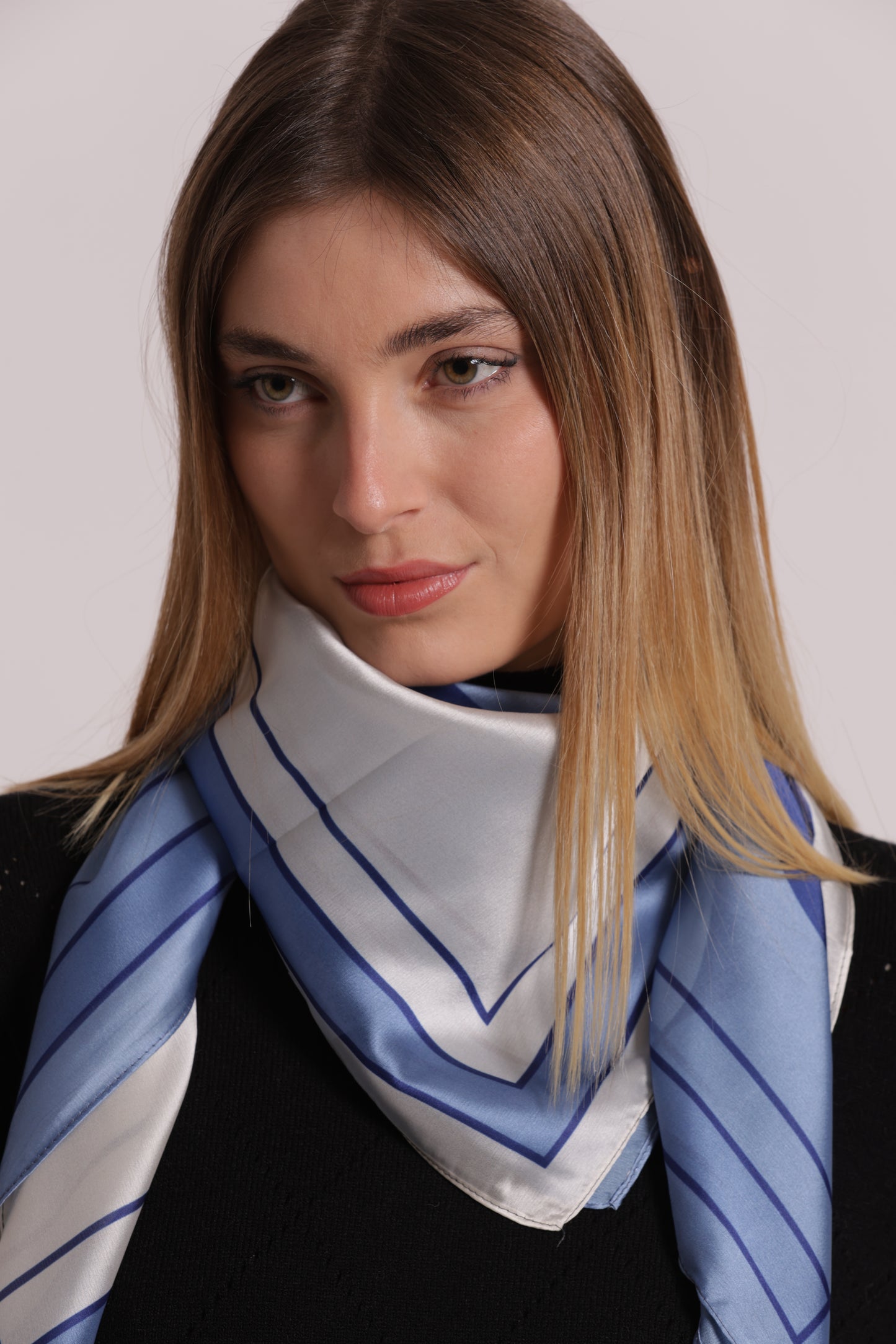FOULARD CON FOGLIA OBLIQUA (90X90 cm)