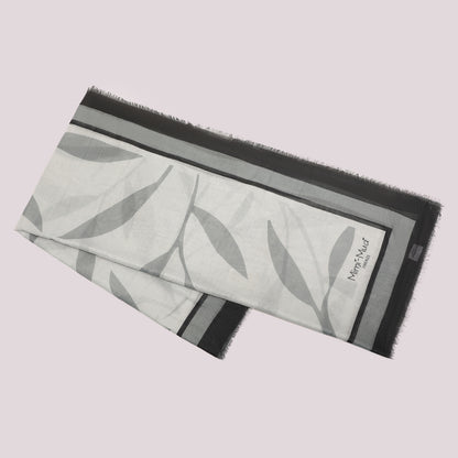 FOULARD CON FOGLIOLINE SPARSE (135X135 cm)
