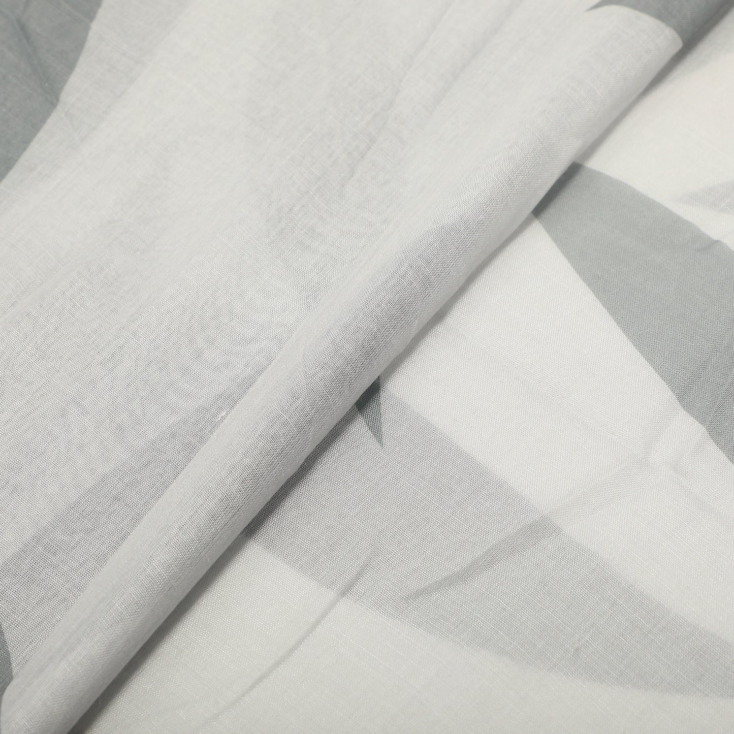 FOULARD CON FOGLIOLINE SPARSE (135X135 cm)